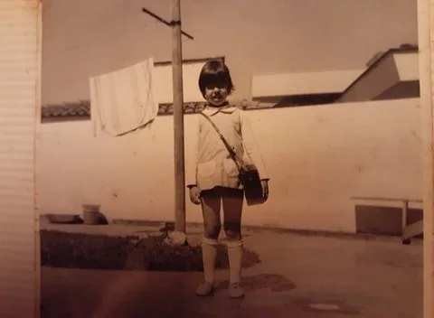 Claudia indo para a escola